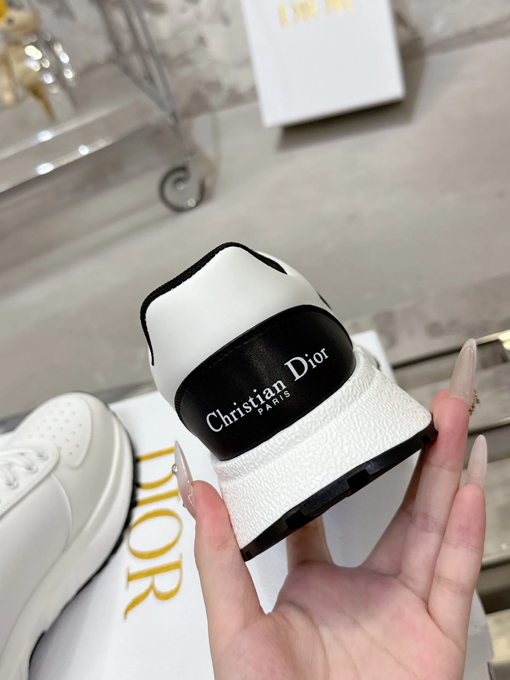 [Dior Dior] P: 660💰Couple model Size: Female: 35-40 (41 customized), male 39-44. (45 customized) 2025 Dior Dior autumn and winter new couple model, thick-soled casual sports shoes, original purchase and development, reinterpret sports style with elegant and fashionable shape. The upper is crafted from white mesh fabric and features the Christian Dior Paris signature on the laces and heel. The exquisite two-color sole is light and soft, which can add a high-end temperament to all kinds of casual looks. The delivery counter is exquisitely packaged🛍📦 ▪️Material: Original custom imported first-layer cowhide ▪️Inner lining: Imported soft sheepskin lining ▪️Sole: Original open-molded anti-slip rubber material ▪️Sole thickness: 4CM